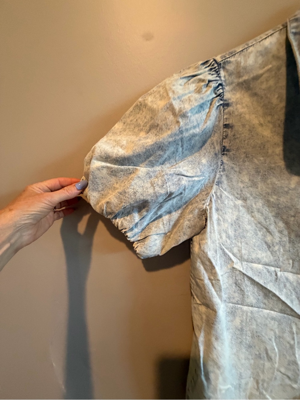 BiBi NWT Light Wash Denim Puff Sleeve Button Down Top – Small - Picture 4 of 5